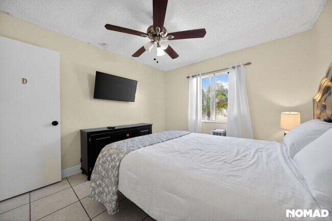 Building Photo - 3BR Modern Orlando 32824 Some Utilities Inc.