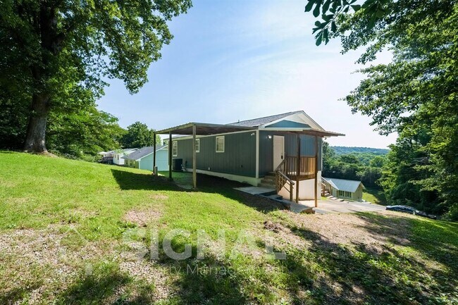 Building Photo - 1300 Yukon St