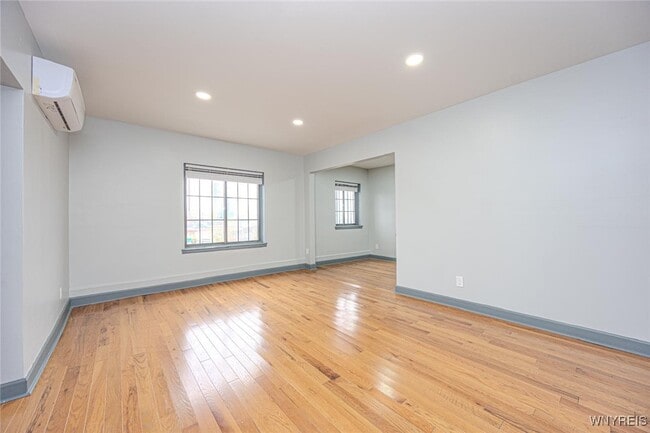 Building Photo - 530 Main St