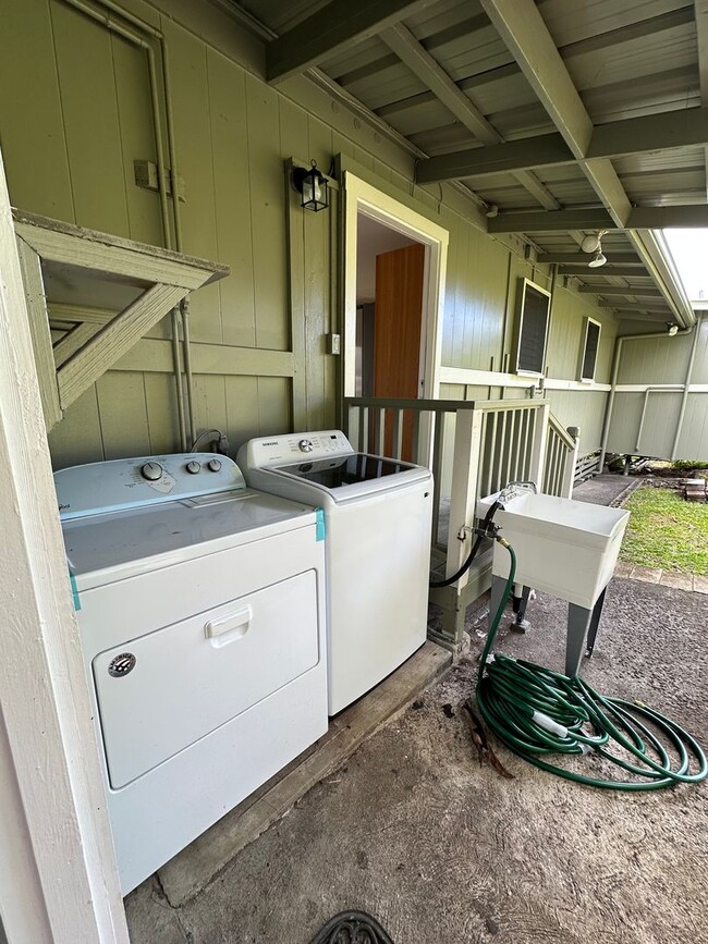 Building Photo - 3BD/2BA with extra living space
