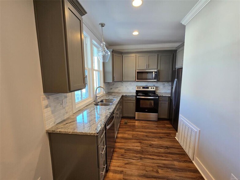 Building Photo - 61 Main St