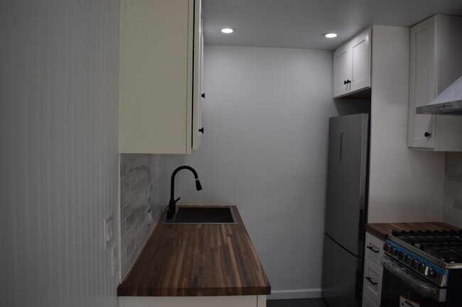 Kitchen - 2522 Lake View Ave