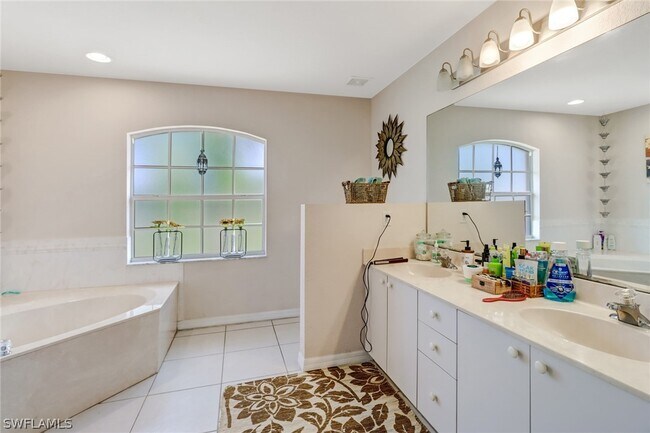 Building Photo - 2330 45th Ave NE