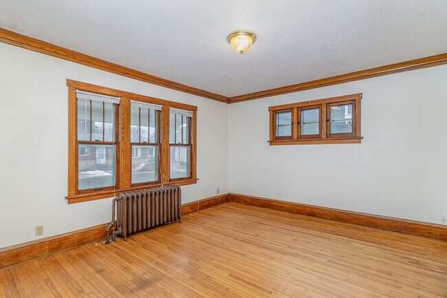 Building Photo - 3 Bed | 1 Bath in Heart of St. Paul