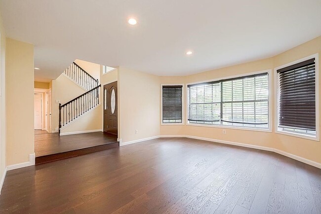 Building Photo - 2039 Shorewood Ln