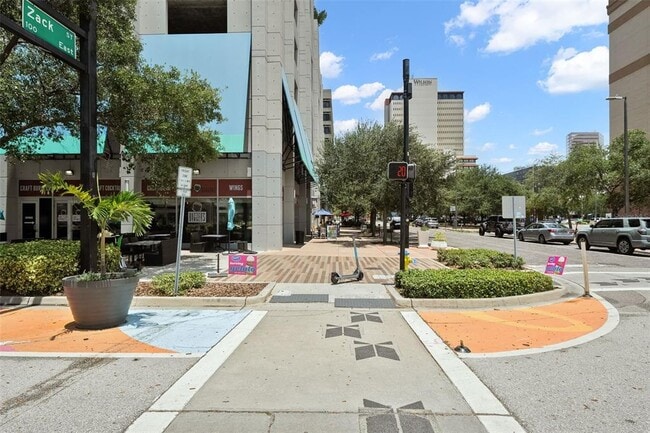 Building Photo - 777 N Ashley Dr