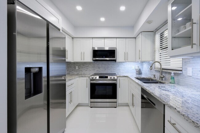 Building Photo - 11335 12 Oaks Way