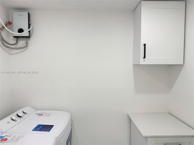 Building Photo - 890 SW 28th St