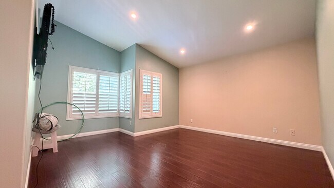 Building Photo - 370 S Larkwood St