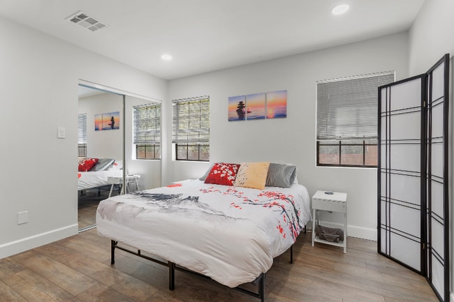 Building Photo - 1015 E Verdugo Ave