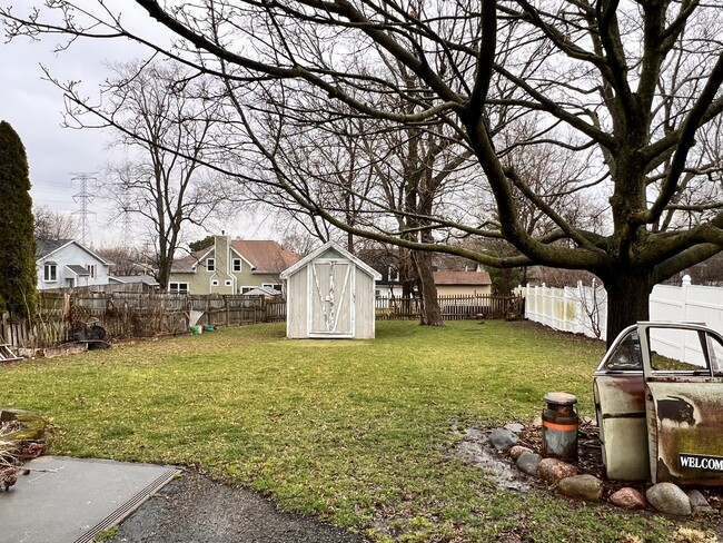 Building Photo - 1N261 Stacy Ct