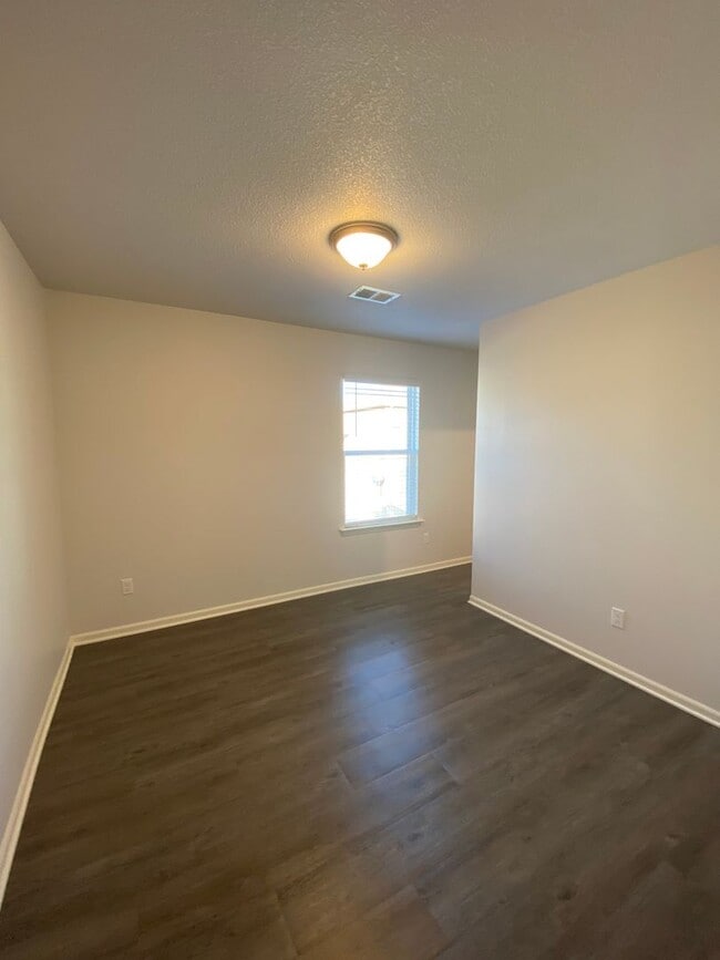 Building Photo - *Pre-leasing* Spacious Three Bedroom | Two and a Half Bath Home in Spring Hill