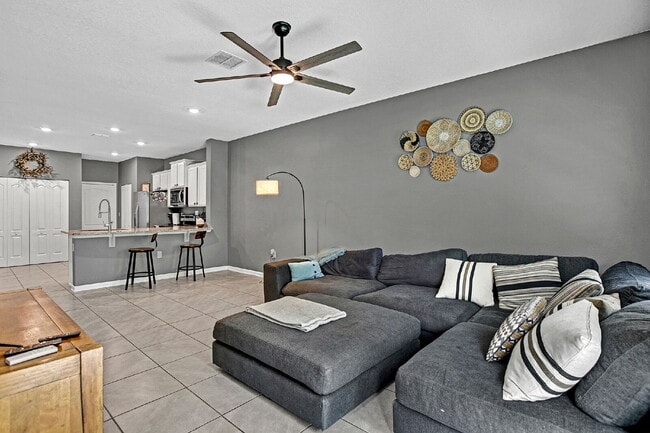 Building Photo - 2 bedroom 2.5 townhome in St. Johns for rent.