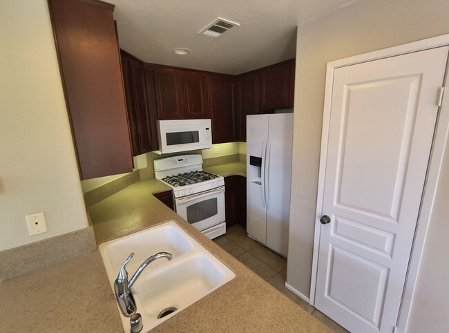 Building Photo - 3BD/3BA Townhouse Near Cal-State San Marcos