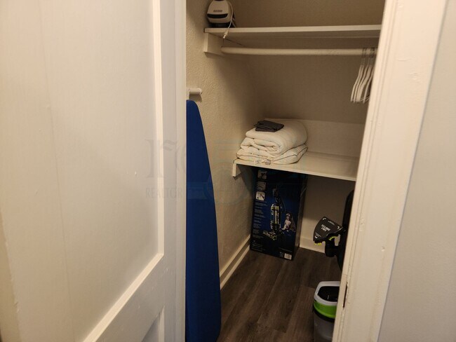Building Photo - Cozy Apartment located near UAMS!