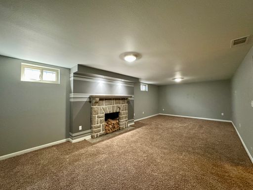 Building Photo - Large Single Family Home Available NOW!!