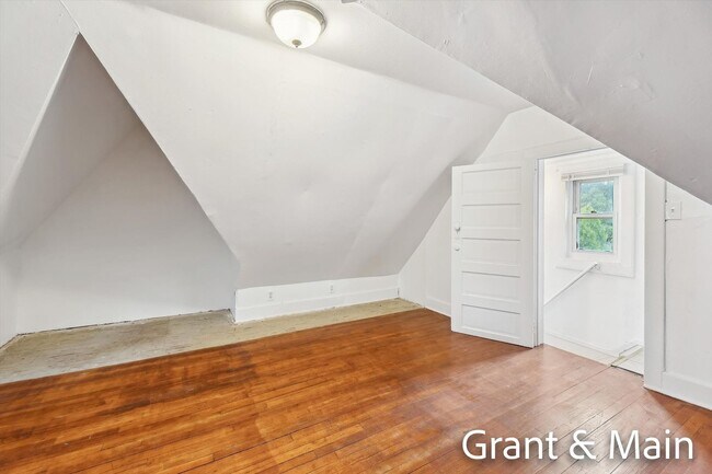 Building Photo - $1250 3 bedroom bungalow