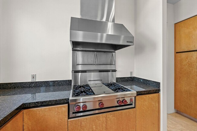 Building Photo - 2700 Barnson Pl