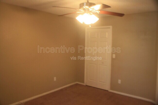 Building Photo - 5016 Park Central Dr