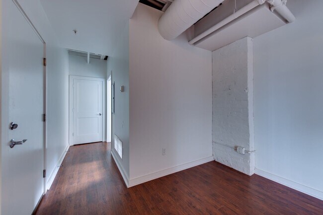 Building Photo - Newly Rennovated Two Bedroom