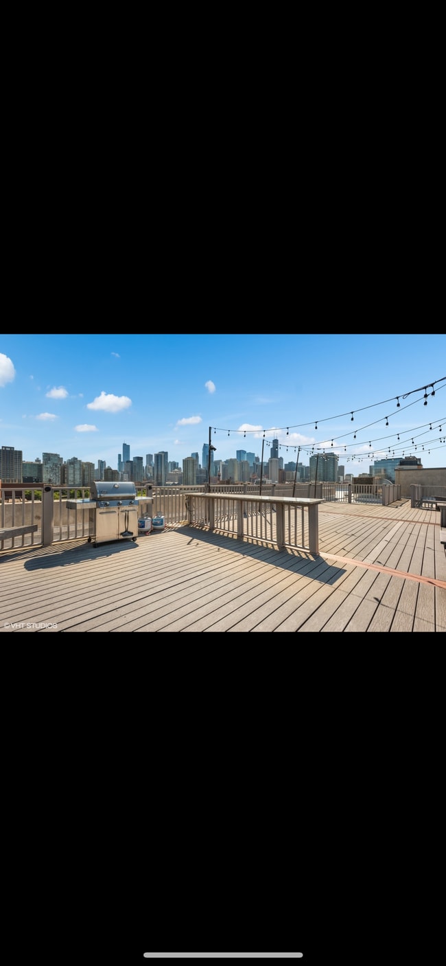 Primary Photo - 680 N Green St