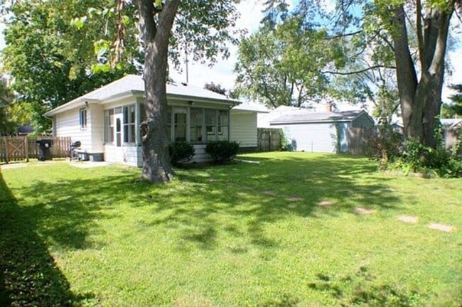 Building Photo - Corner Lot Charm: Spacious 3-Bed Home with Fireplace and Prime Location