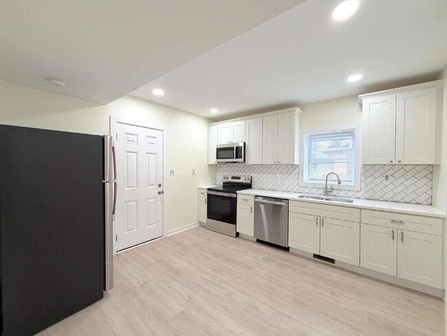 Building Photo - Fully Updated Apartment in KCMO