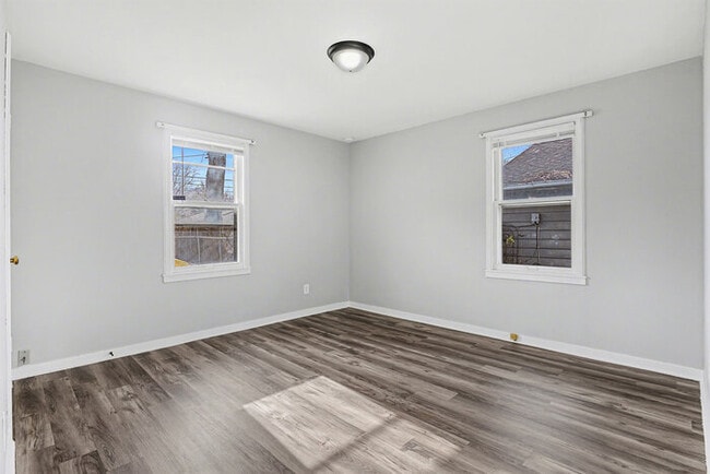 Building Photo - Charming 3-bedroom, 1-bath gem in the heart of Mishawaka!