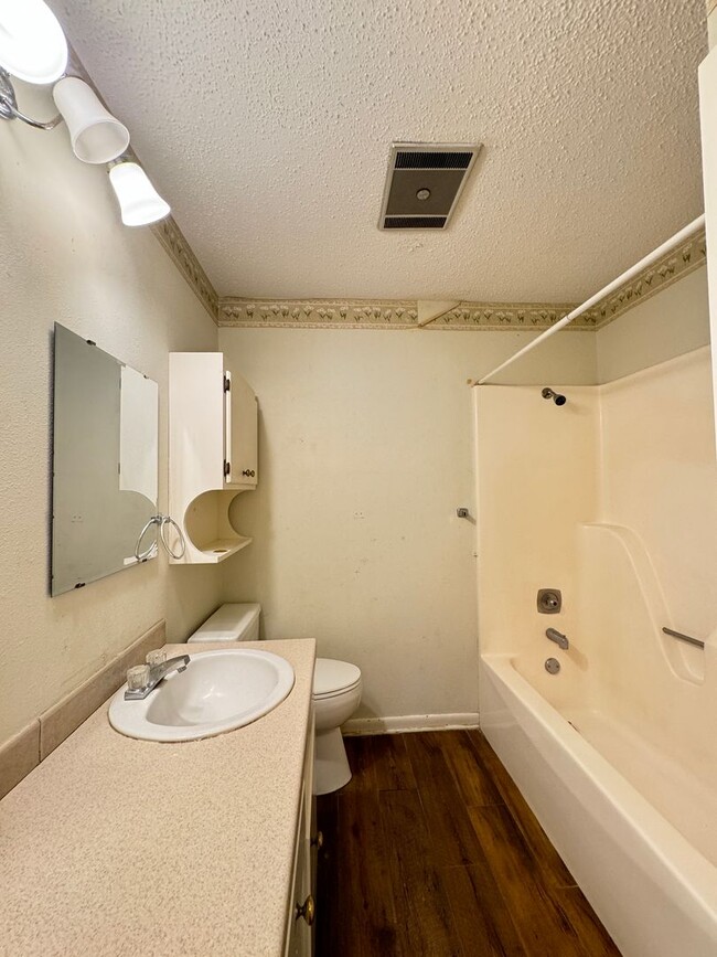 Building Photo - Beautiful 3 Bed 2 Bath Home