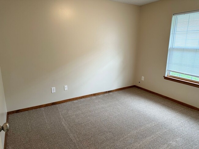 Building Photo - 2 Bed Single Level Duplex in Blue Springs