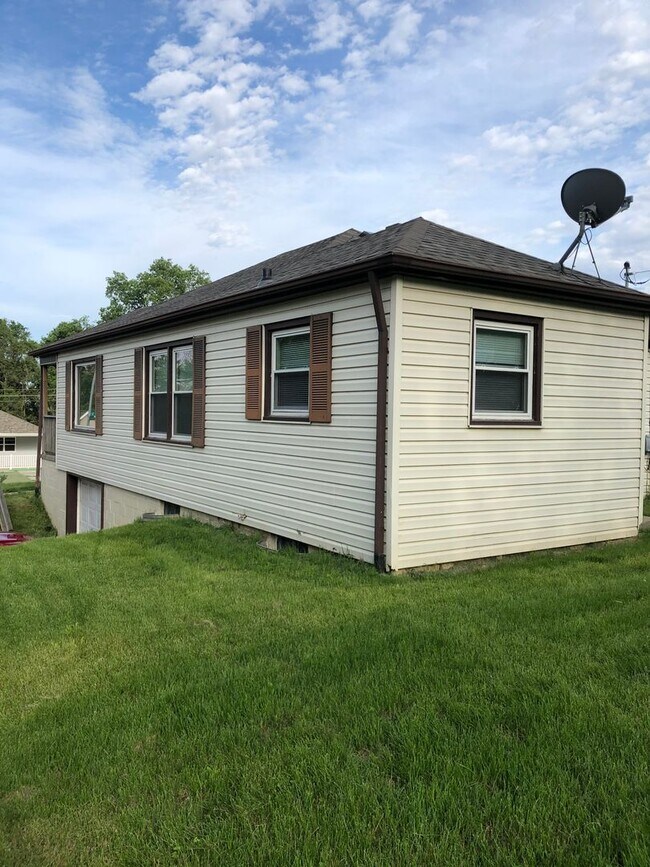 Building Photo - Spacious 2 Bed House!!
