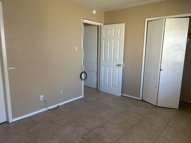 Building Photo - 2405 Shoemaker Dr