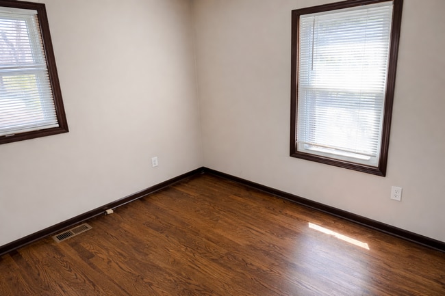 Building Photo - Super Cute Home