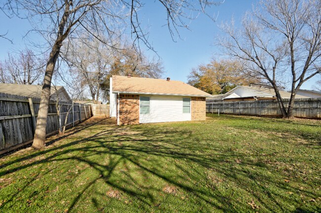 Building Photo - 812 Peregrine Dr