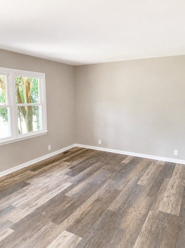 Building Photo - 2 Bed 1 Bath Renovated Duplex