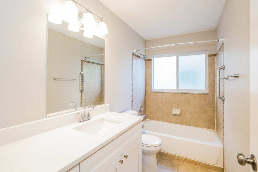 Building Photo - 1434 Lakehurst Way