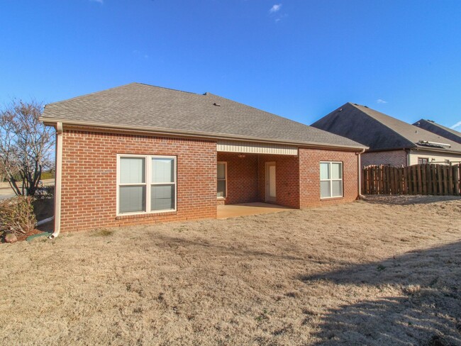 Building Photo - Gorgeous home in Canebrake Club!