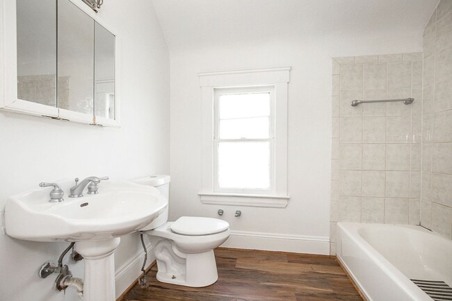 Building Photo - 3 BED 1 BATH BEAUTIFUL SINGLE FAMILY HOME ...