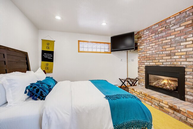 Building Photo - 8280 Queen St