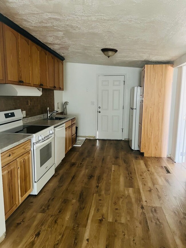 Building Photo - Newly remodeled home, new flooring and paint throughout