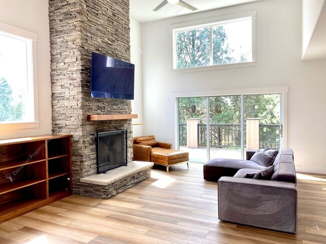 Building Photo - Elegant Awbrey Butte Home | Unfurnished | ...