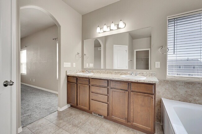 Building Photo - $2,940.95, $300.00 off the first month's rent, 6 Bedrooms, 3 Bathrooms, Single Family Home in Col...