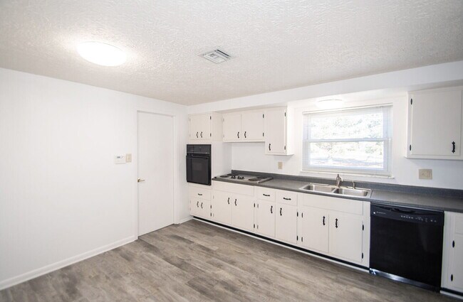Building Photo - Easy Living on the Southeast Side