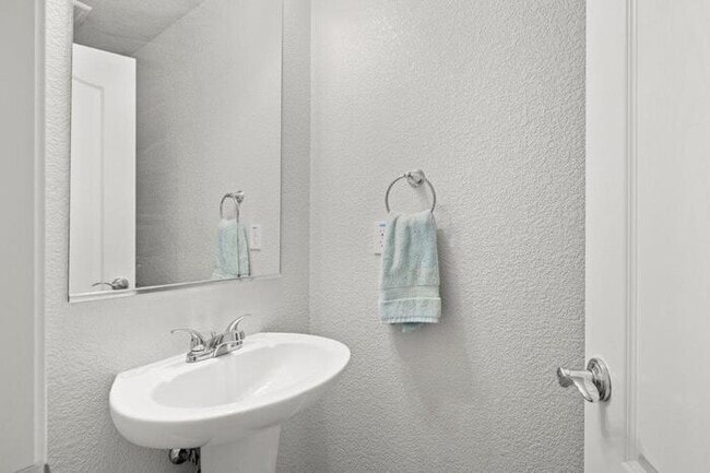 Building Photo - Beautiful Solar 3/2 located in Roseville! Across from Park! Gated Community!