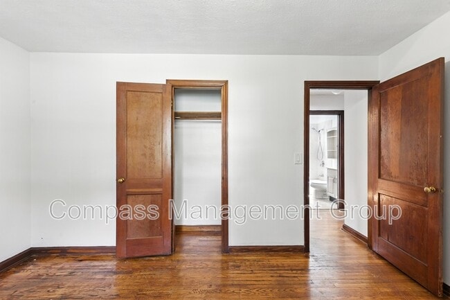 Building Photo - 5501 Lake Shore Dr