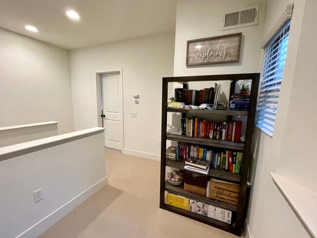 Building Photo - Modern and Chic 2 bed 2.5 bath in Newport Beach!!!