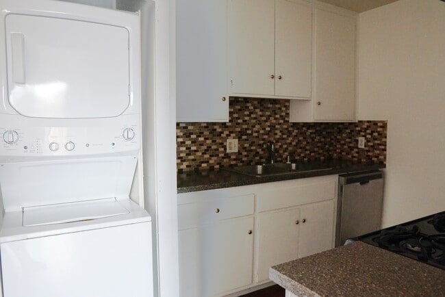 Building Photo - 27400 Hombria Dr