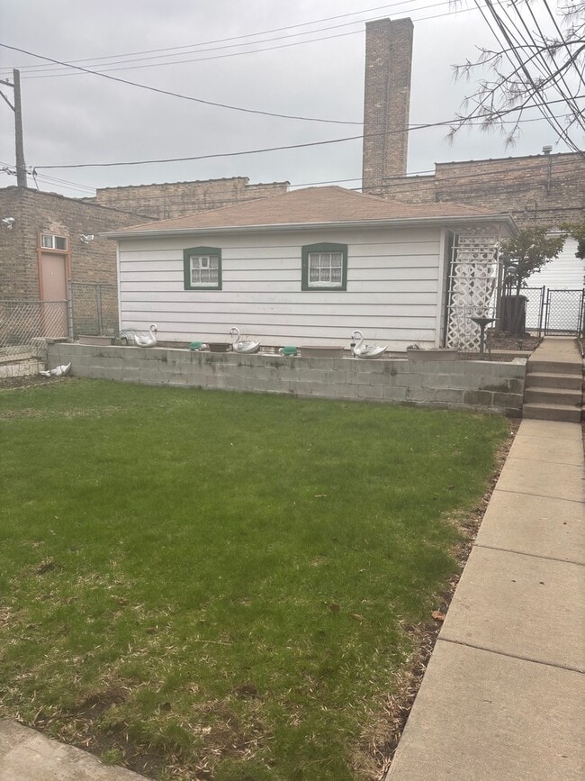 Building Photo - 5515 N Artesian Ave