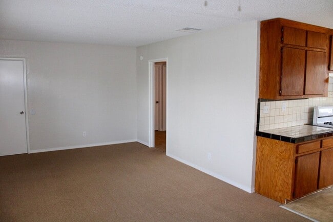 Building Photo - Cute 3Bedroom 1Bath Home Located Off Stockdale Hwy Centrally Located. Large Gated Yard. Gardner I...