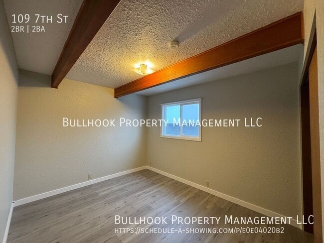 Building Photo - 109 7th St